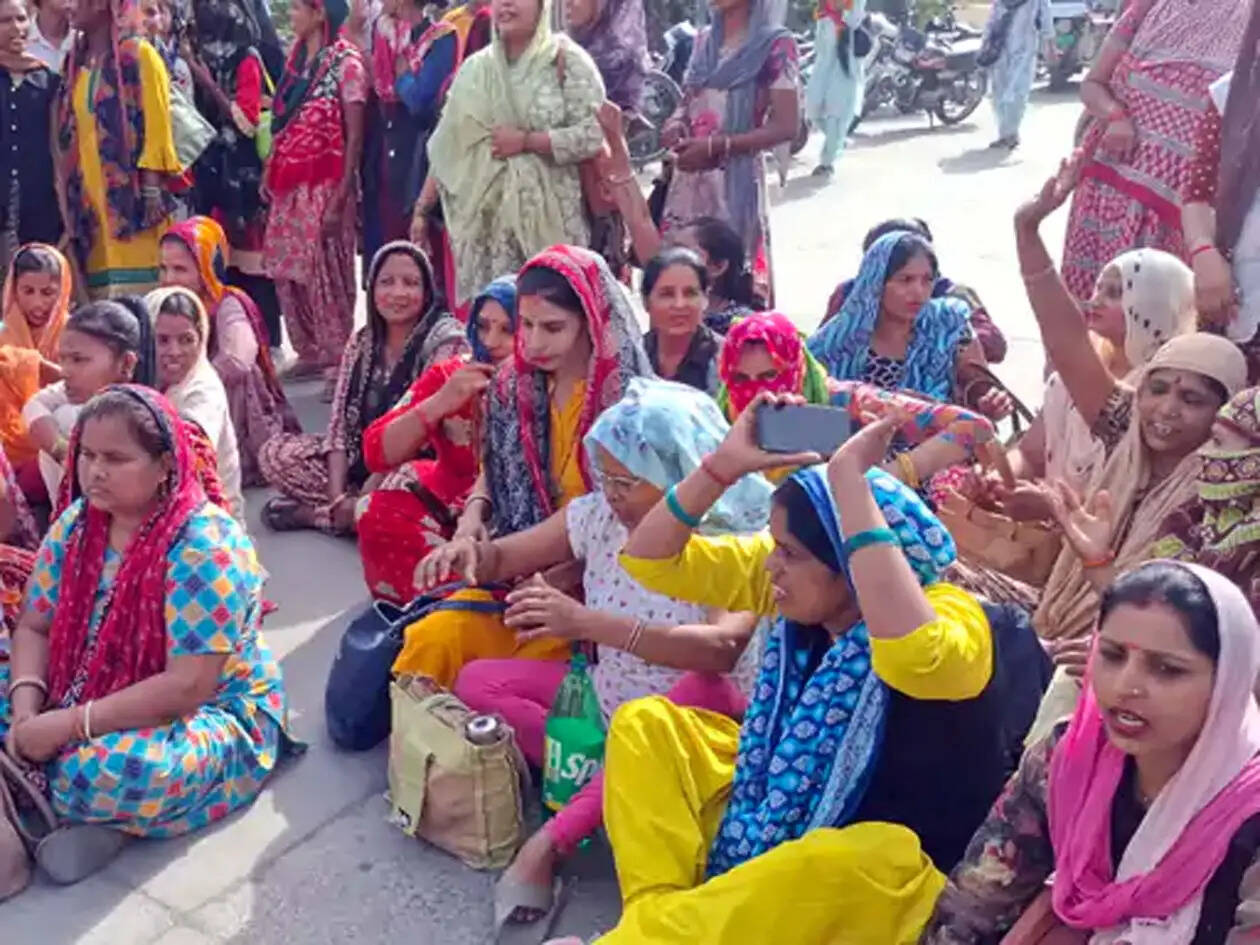 हिसार में डीसीएम मिल प्रबंधन से नाराज कर्मचारियों व मजदूरों ने लगाया जाम