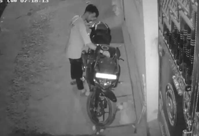 30 सेकंड में बाइक चोरी, सीसीटीवी में कैद हुई घटना