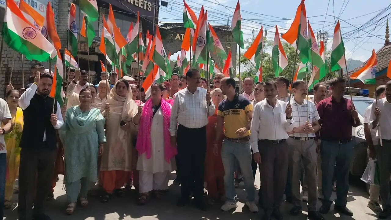 मंडी में निकली भव्य तिरंगा यात्रा, युवाओं में देशभक्ति की भावना जगाने का दिया संदेश