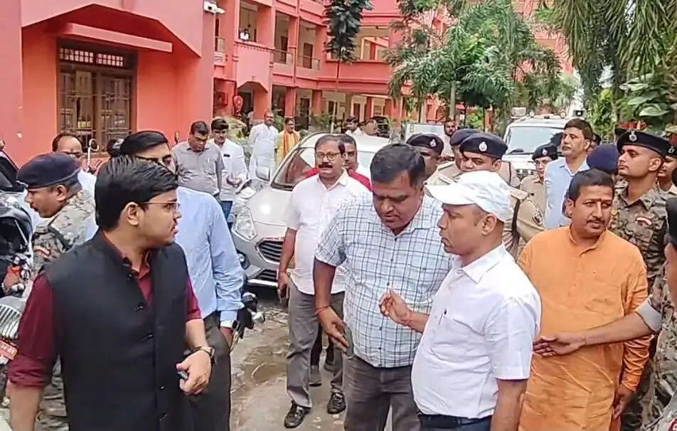 सीएम के आगमन को लेकर प्रशासन अलर्ट, डीएम और सिटी एसपी ने कार्यक्रम स्थल का लिया जायजा