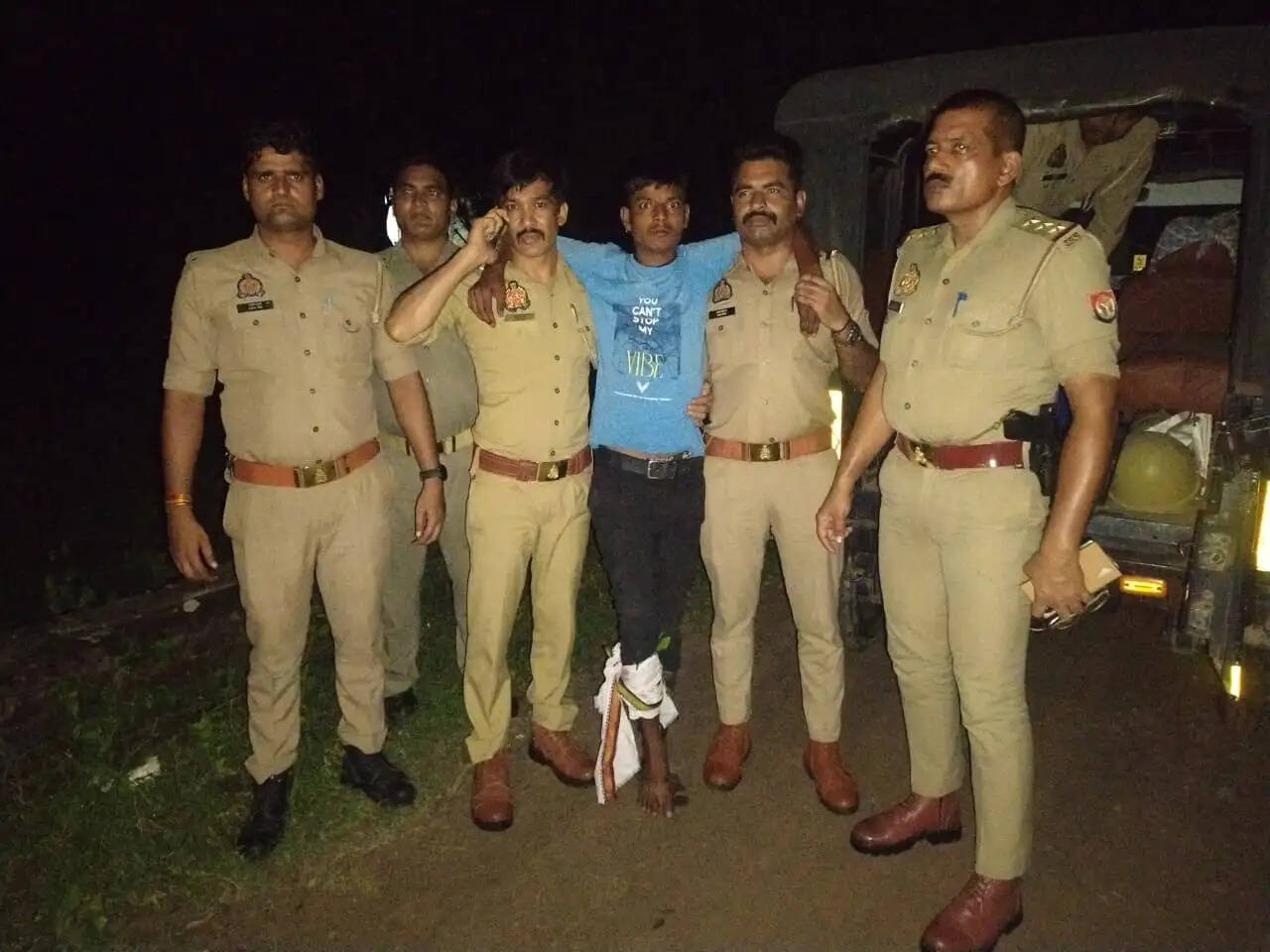 मुठभेड़ में ईनामिया सहित दो लुटेरे घायल