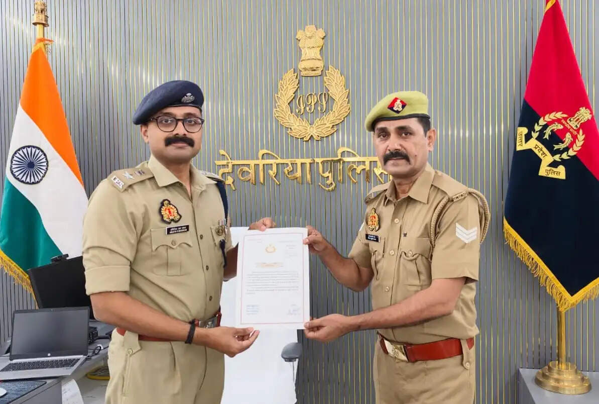 देवरिया: मानवीय कार्य के लिए मुख्य आरक्षी शिव कुमार राय सम्मानित