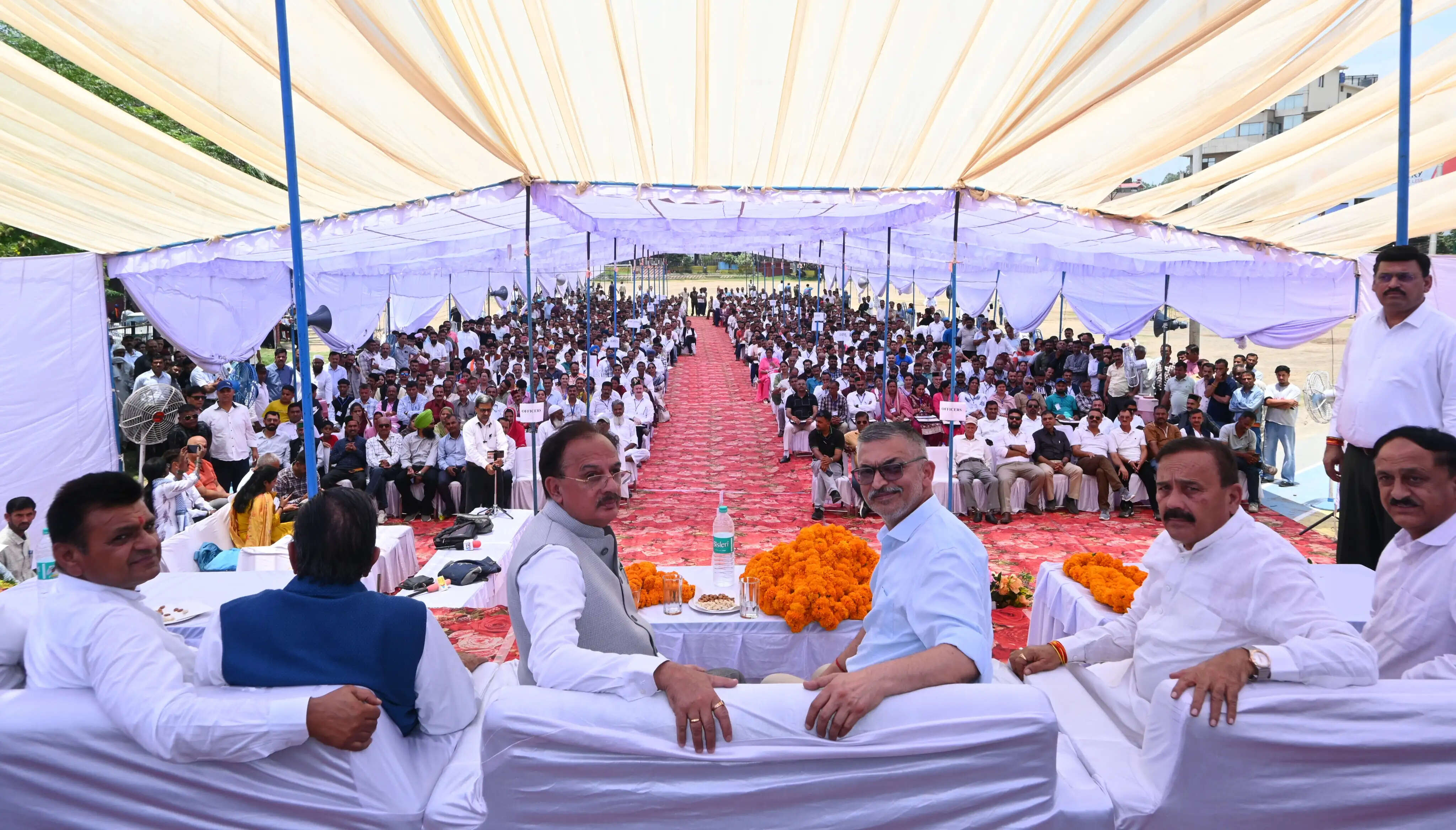 नाहन में उद्योग मंत्री हर्षवर्धन चौहान ने नव निर्वाचित प्रधानों व उप प्रधानों को दिलाई शपथ