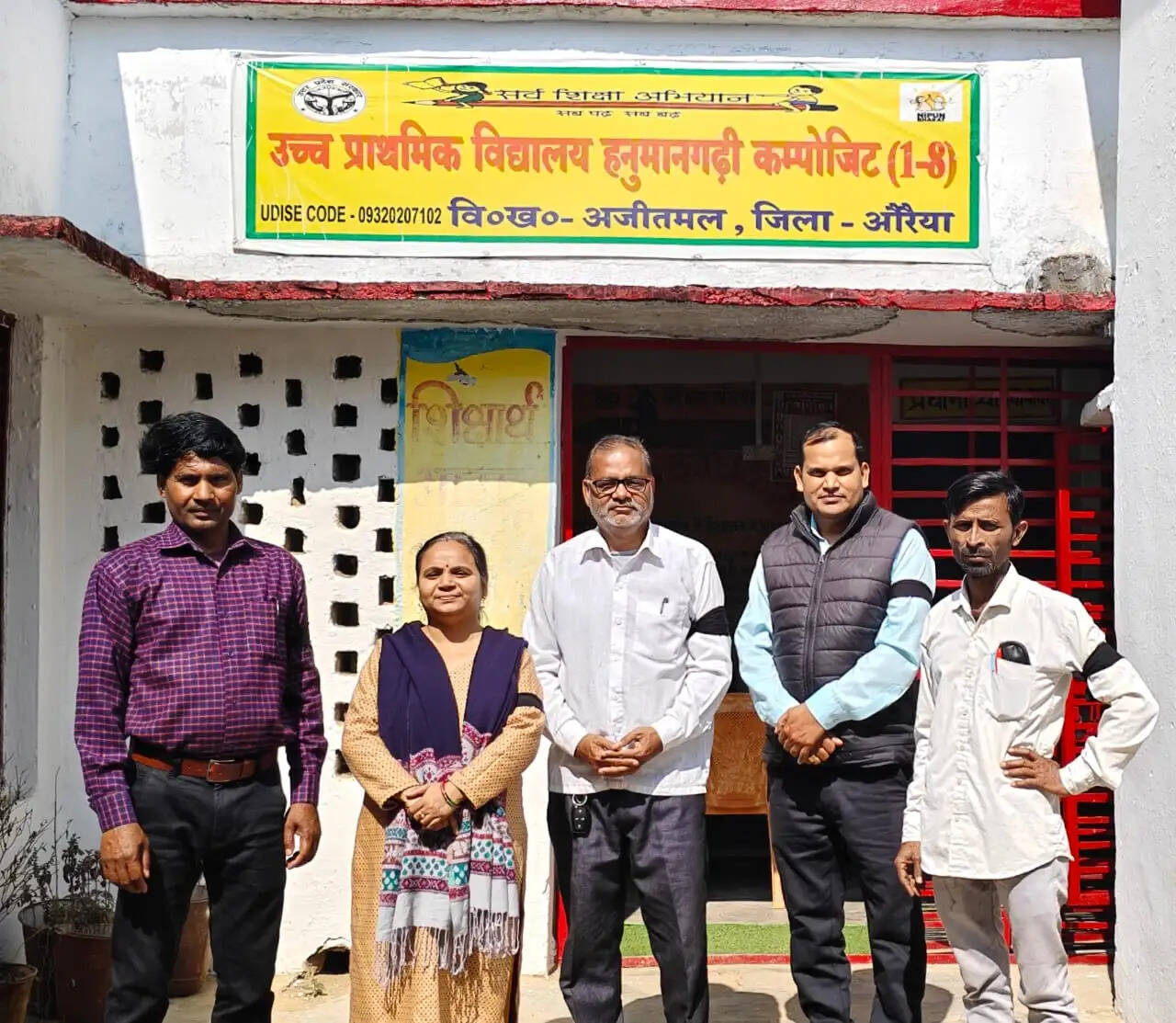 टेट की अनिवार्यता के विरोध में शिक्षक काली पट्टी बांध कर रहे आंदाेलन