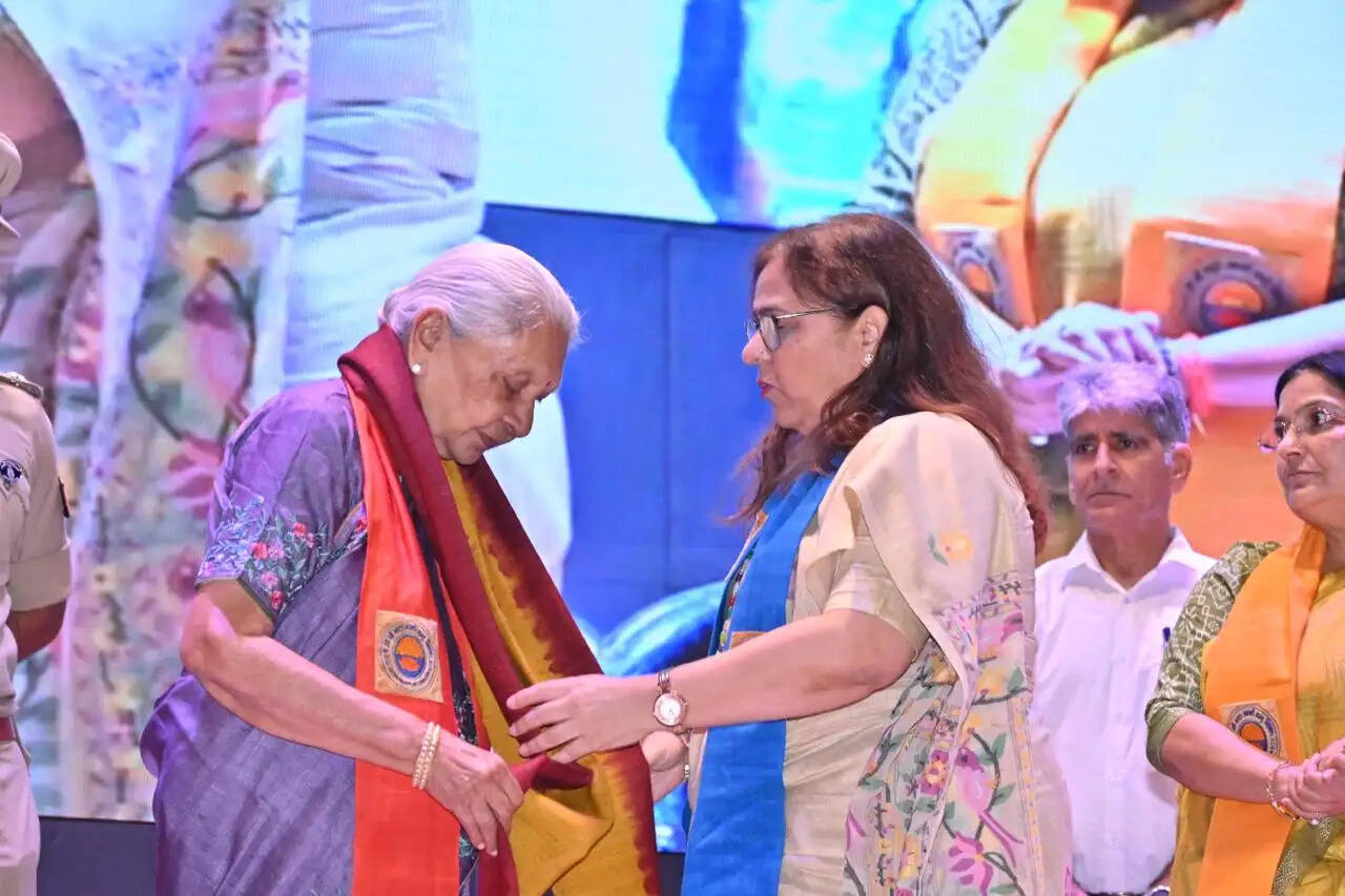 गोरखपुर विश्वविद्यालय के दीक्षांत समारोह में 85 मेधावियों को मिले 172 पदक, राज्यपाल ने कहा—डिग्री पहचान दिलाती है, चरित्र सम्मान'