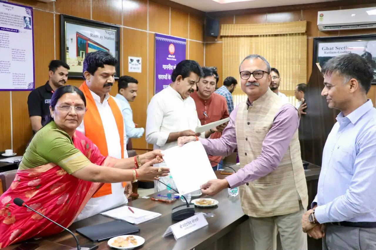 पीएम मित्र पार्क को जल्द रेलवे नेटवर्क से जोड़ने पर जोर, सांसद सावित्री ठाकुर ने उठाए क्षेत्रीय रेल विकास के मुद्दे