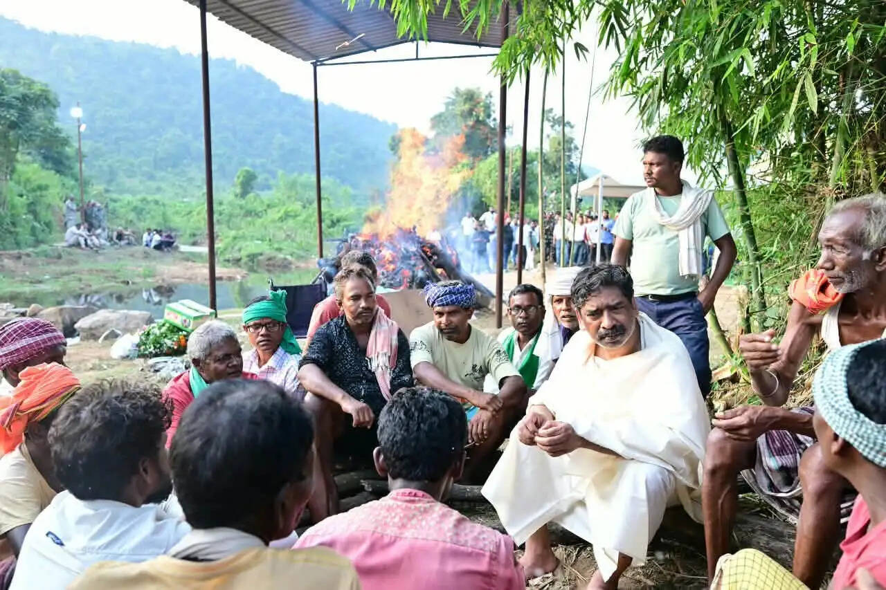 मां को मुखाग्नि देते ही फफक पड़े मुख्यमंत्री हेमंत सोरेन