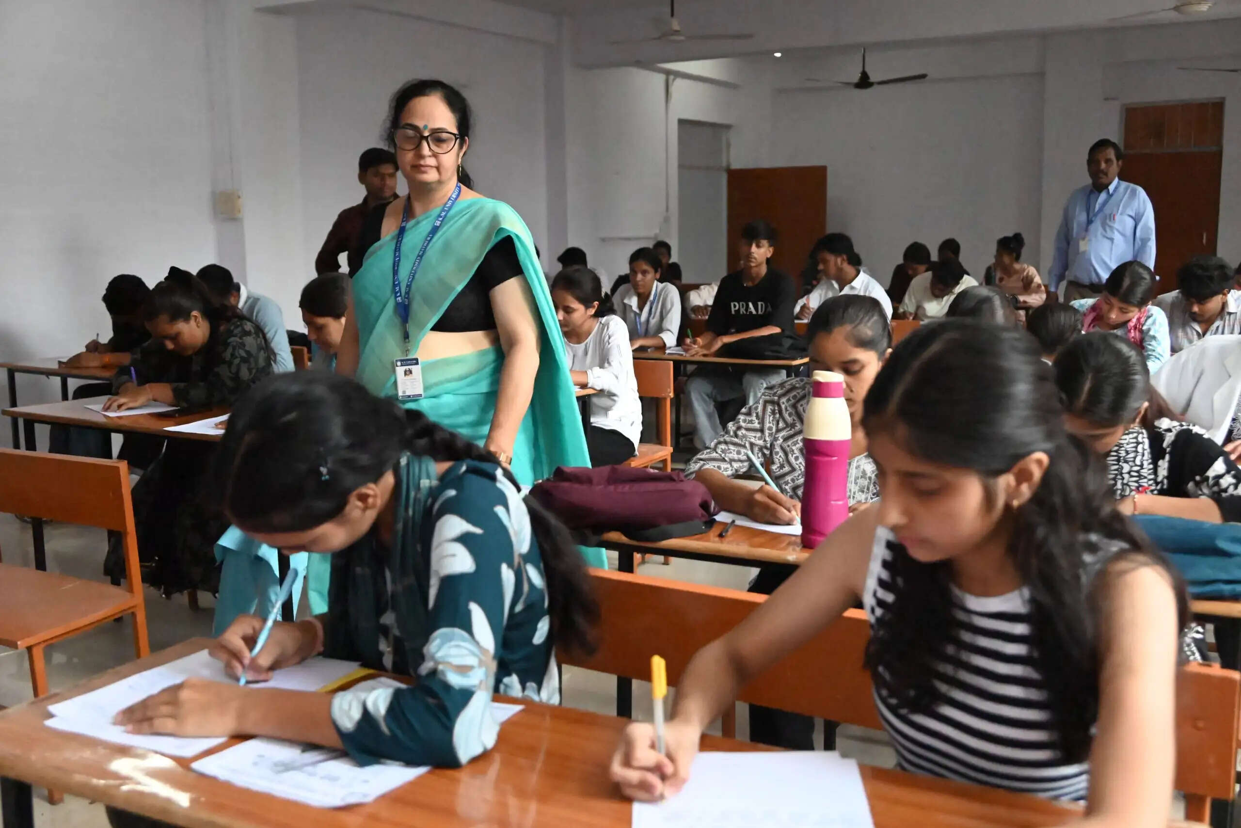 केएम विश्वविद्यालय में हिन्दी दिवस को लेकर हुई निबंध और कहानी लेखन प्रतियोगिता