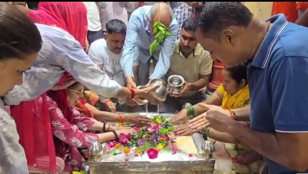 सावन के पहले दिन शिवालयों में उमड़ा आस्था का सैलाब, सुबह से गूंज रहे 'हर-हर महादेव' के जयकारे