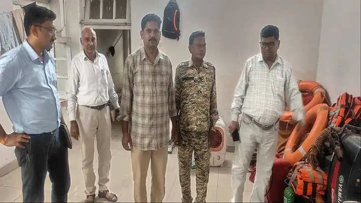 ग्वालियरः जिला पंचायत सीईओ ने ग्रामीण क्षेत्रों में स्कूल, स्वास्थ्य केंद्र और पीएम आवासों का किया निरीक्षण