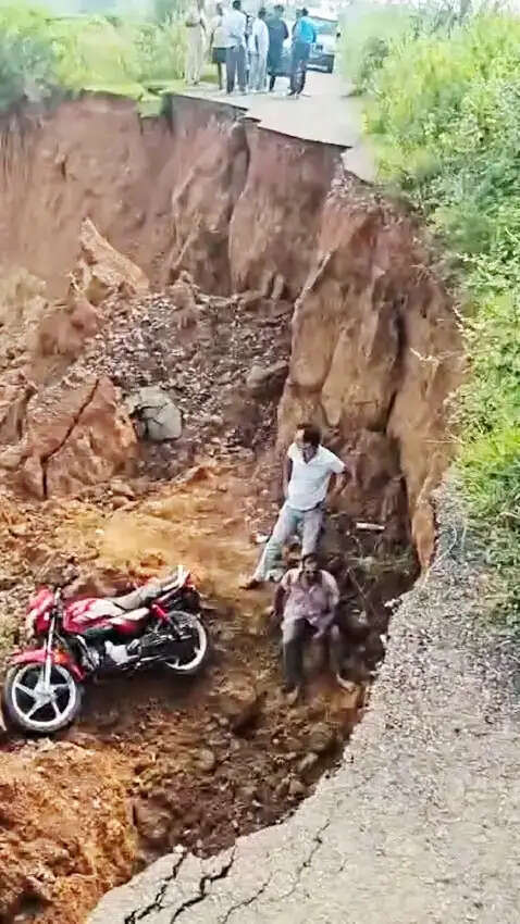 गूगल मैप के भरोसे बाइक चलाना पड़ा भारी, गड्ढे में बाइक समेत गिरे युवक