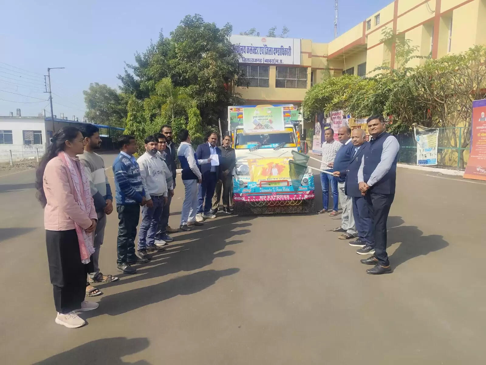 राजगढ़ःकलेक्टर ने हरी झंडी दिखाकर कृषि रथ को किया रवाना, गठित दल कृषकों को देगा जानकारी