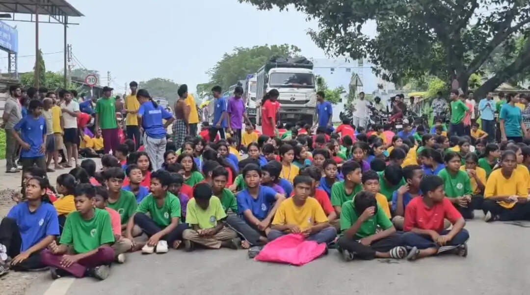 एकलव्य विद्यालय के छात्रों ने फिर किया चक्काजाम,&nbsp; चार घंटे बाधित रहा कोरबा-कटघोरा मार्ग