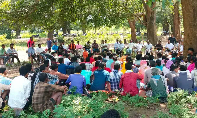 हिरोली बैठक में डिपॉजिट-13 से लौह अयस्क सैंपल भेजने पर ग्रामीणों ने किया विराेध