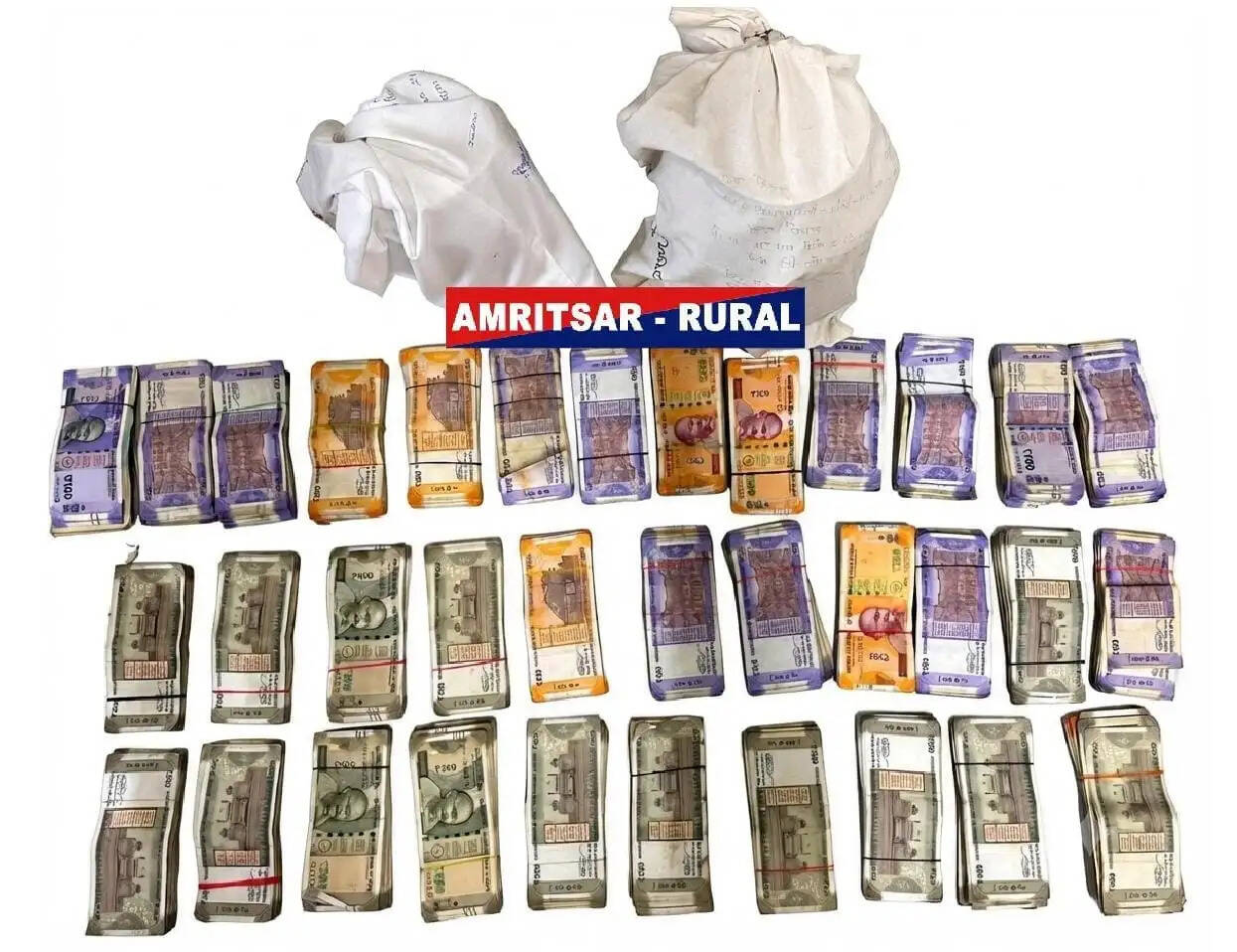 अमृतसर में 6.5 किलो हेरोइन और 9.90 लाख रुपये की ड्रग मनी के साथ एक महिला सहित तीन गिरफ्तार