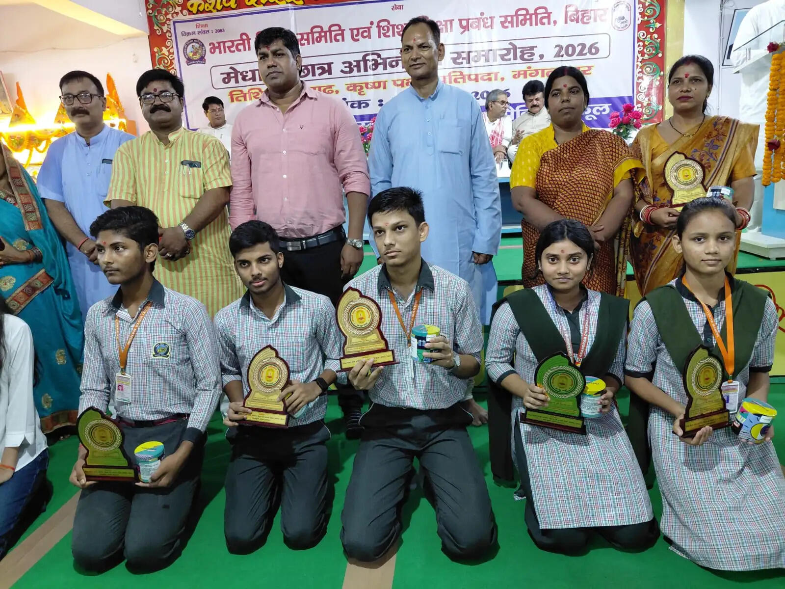 91 प्रतिशत से अधिक अंक प्राप्त करने वाले विद्यार्थियों को शिक्षा मंत्री ने किया सम्मानित