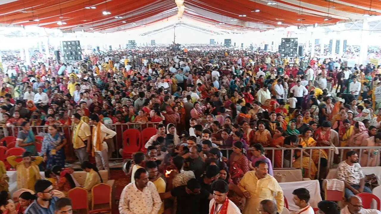 ईश्वर की कृपा पाने के लिए निरंतर प्रयास, सेवा और समर्पण आवश्यक है: डॉ. पंडित मिश्रा