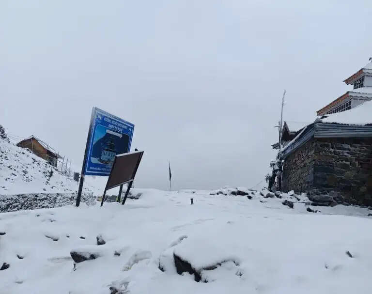 पीर की गली में ताजा बर्फबारी के बाद मुगल रोड बंद