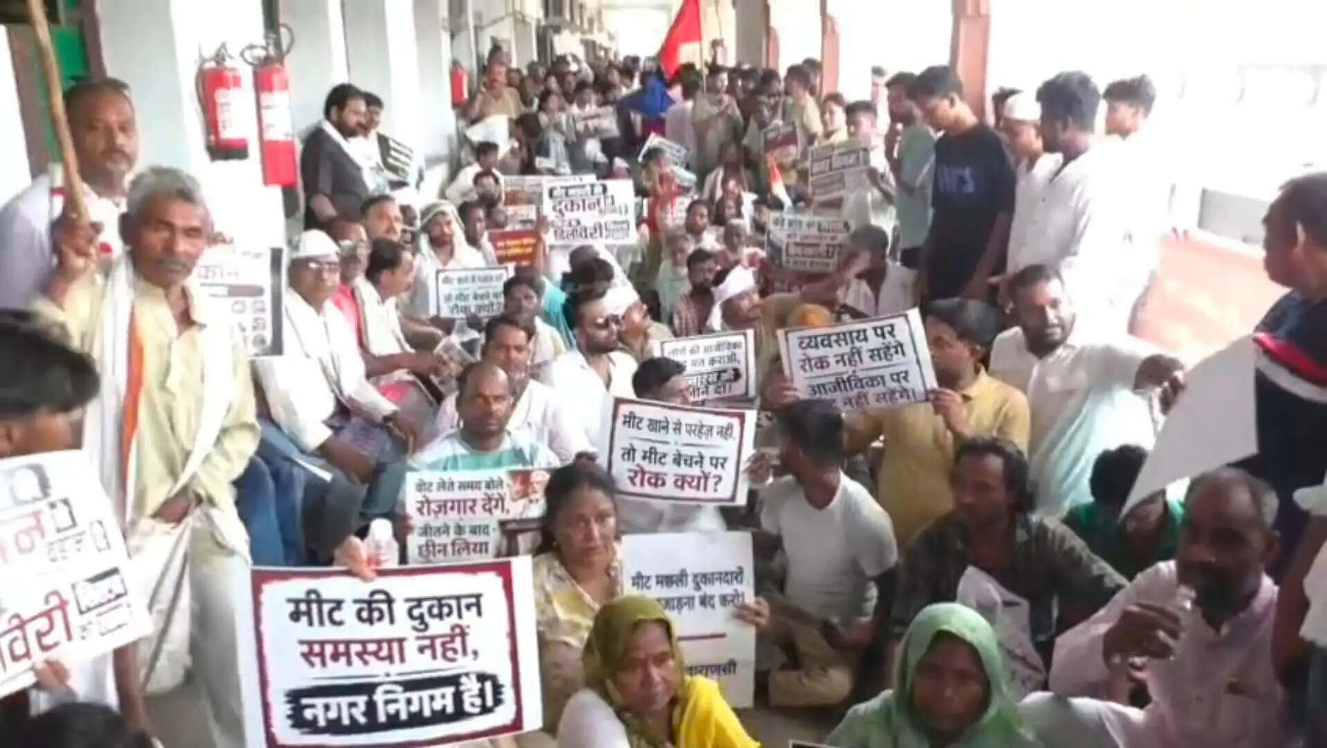 ( अपडेट) मीट, मछली और मुर्गे की दुकानों को काशी की शहरी सीमा से बाहर स्थानांतरित करने के विरोध में प्रदर्शन