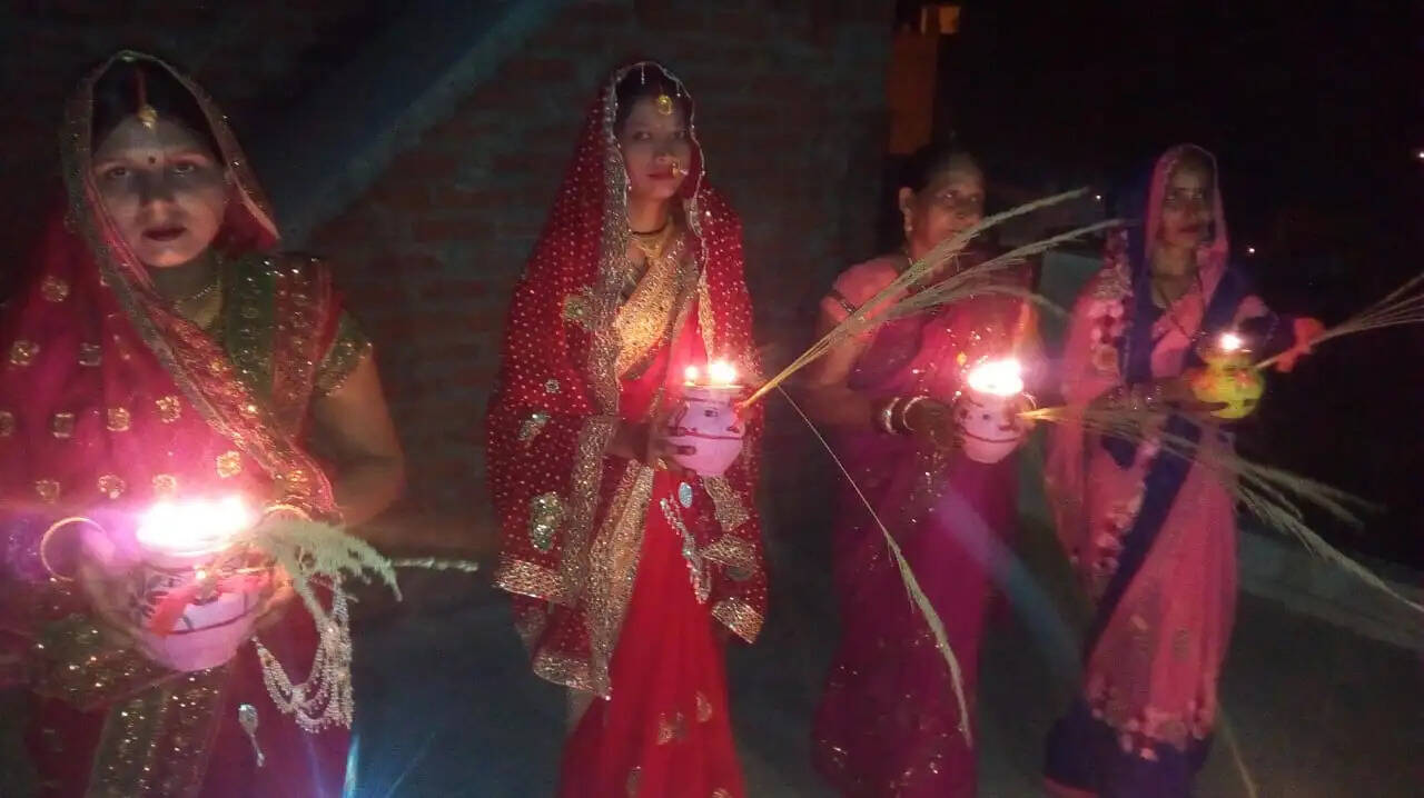 सुहागिनों ने चांद का दीदार कर तोड़ा व्रत, पति का लिया आशीर्वाद