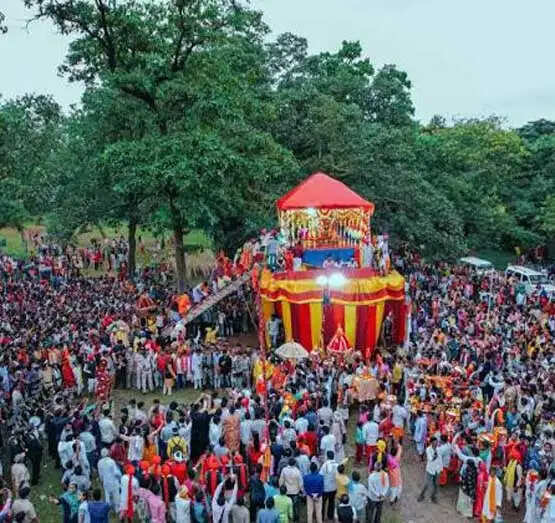 नवाखनी एवं बाहर रैनी पूजा विधान के साथ बस्तर दशहरा का विजय रथ की हुई वापसी