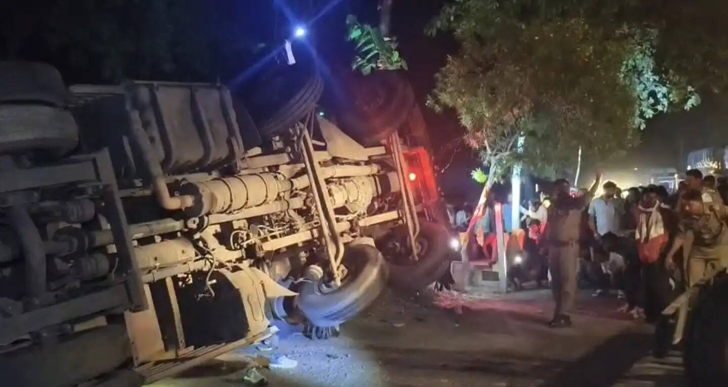 दो बाइकों पर पलटा प्याज लदा ट्रक, तीन की मौत
