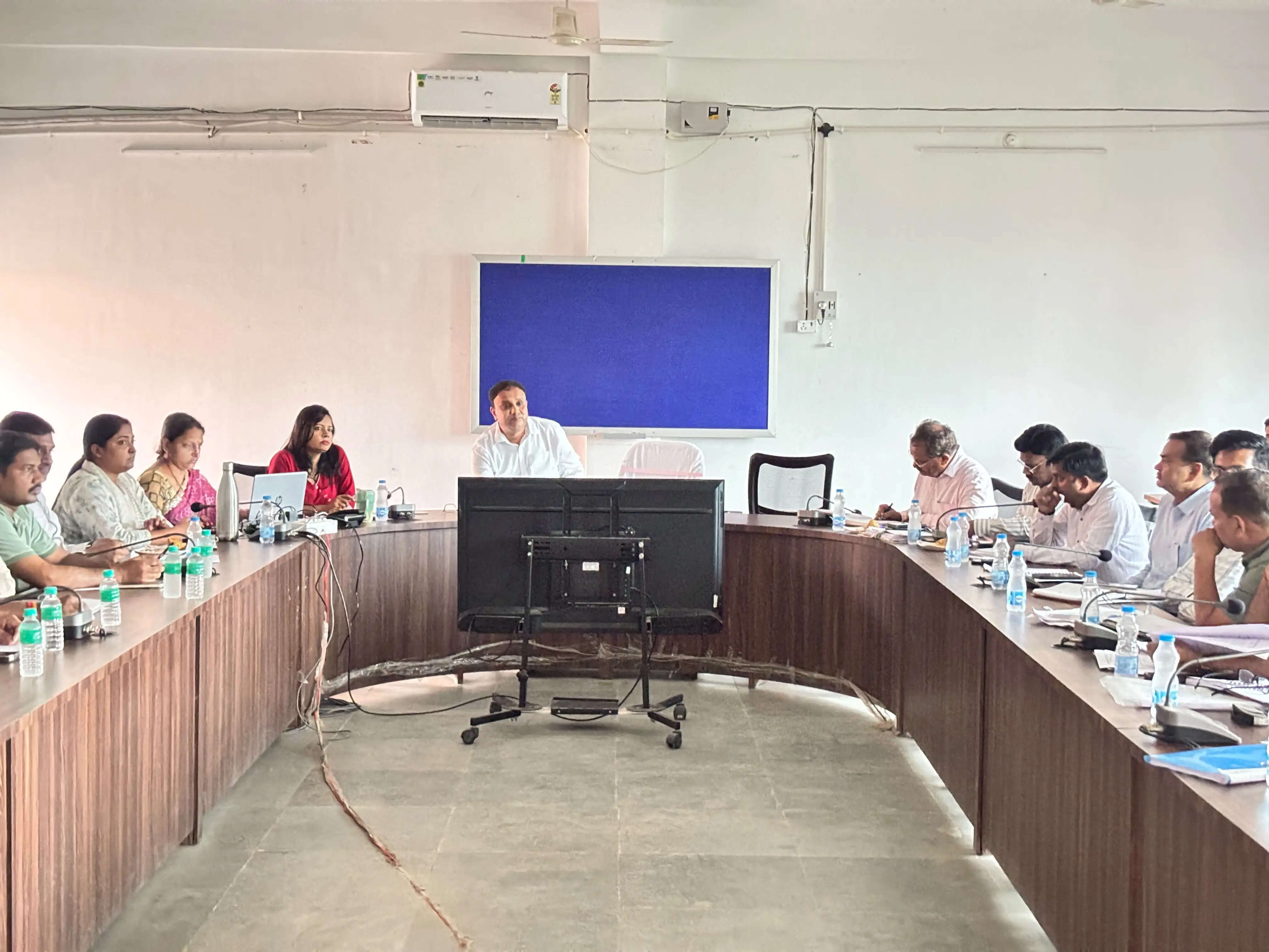 मैहरः एडीएम राय ने ली समयावधि पत्रों की समीक्षा बैठक