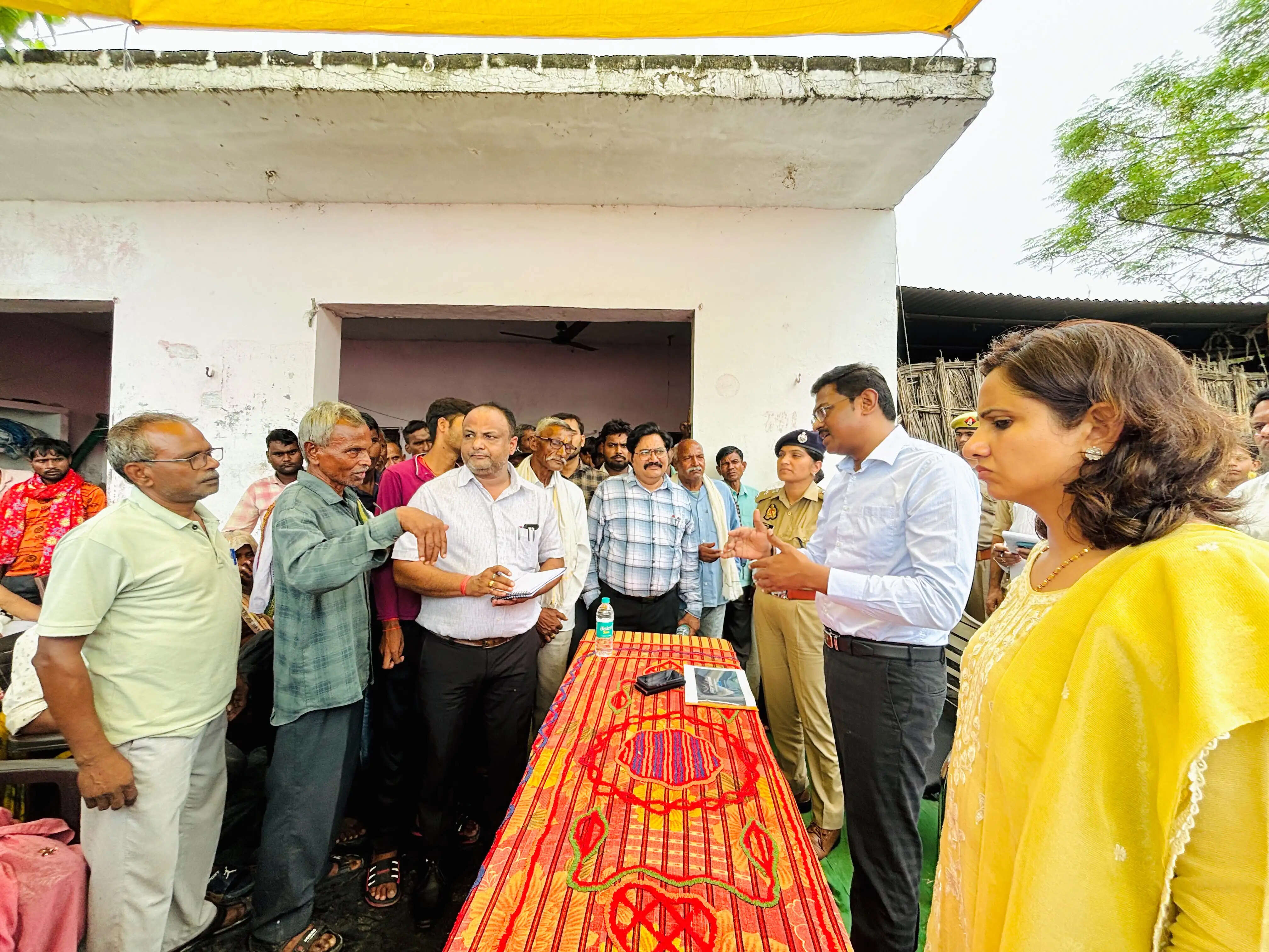 फर्रुखाबाद में बाढ़ पीड़ितों से मिले कानपुर के मंडलायुक्त, स्थलीय निरीक्षण कर व्यवस्थाएं भी देखीं