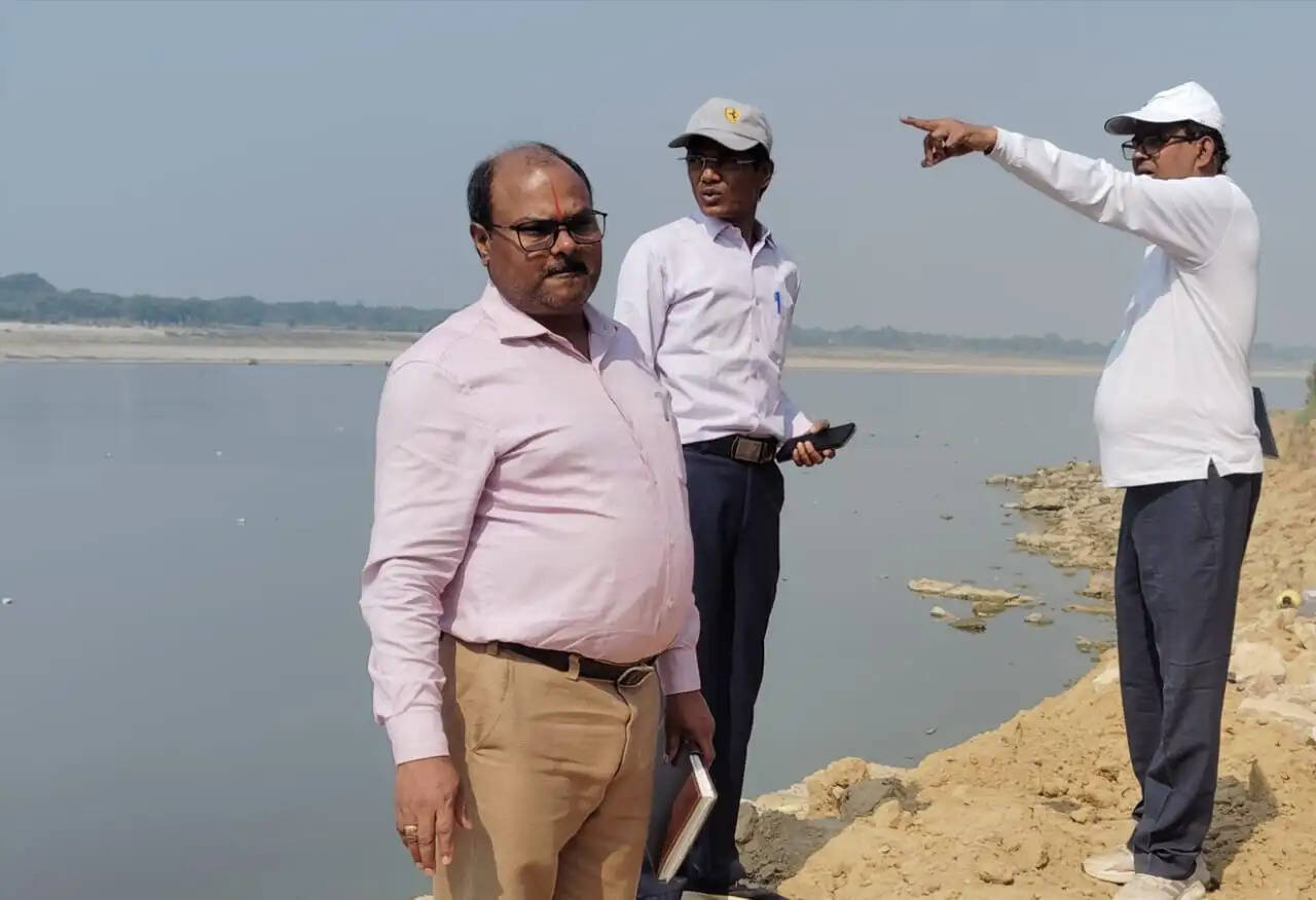 मीरजापुर में गंगा कटान रोकने की तैयारी तेज , अधीक्षण अभियंता ने कार्यस्थल का किया निरीक्षण