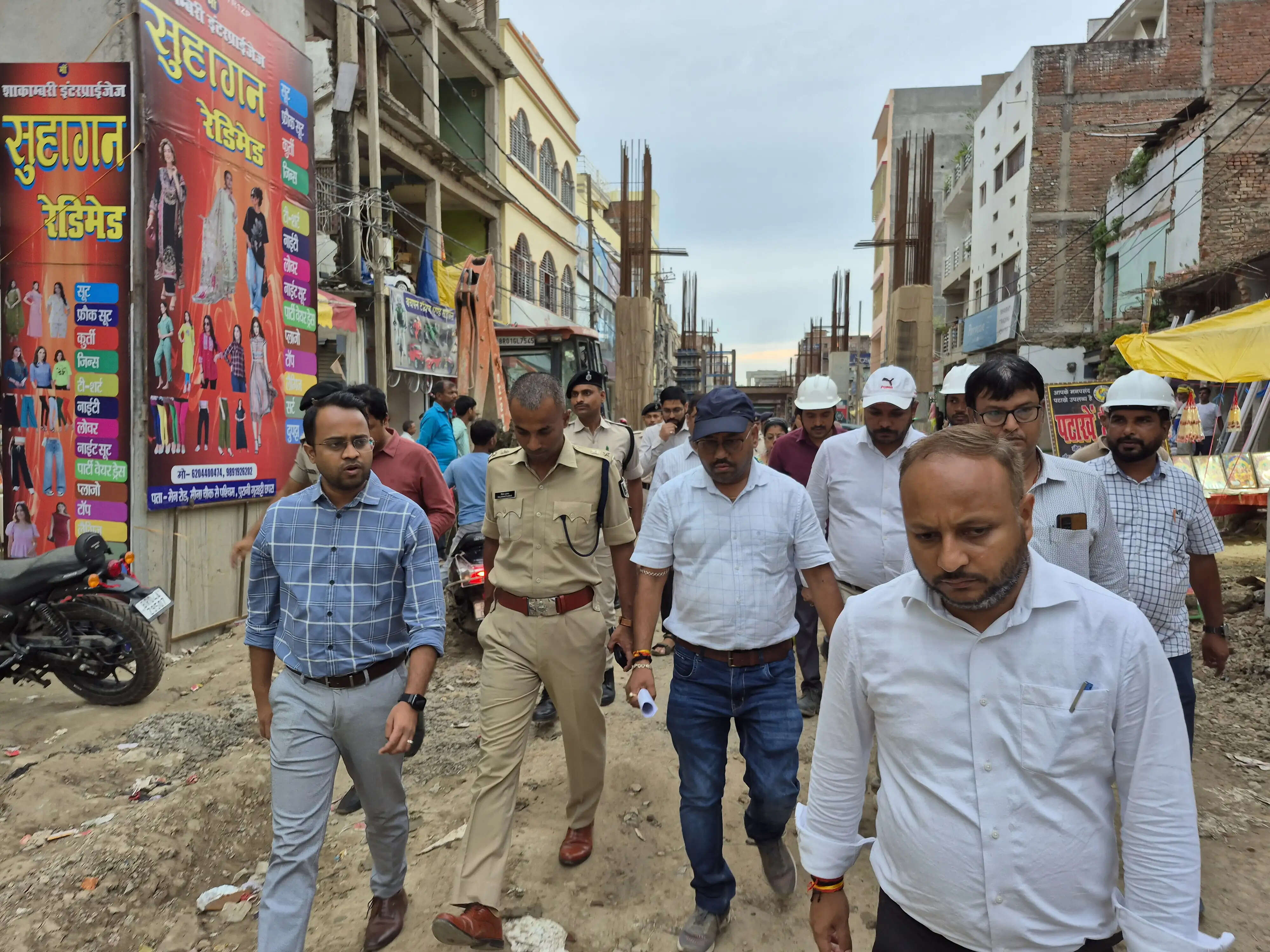 छपरा के डबल डेकर पुल निर्माण कार्य दिन-रात तीन शिफ्टों में करने का जिलाधिकारी ने दिया निर्देश