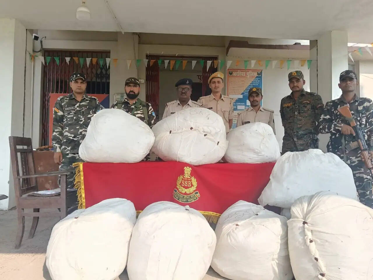 एसएसबी और घूरना पुलिस की संयुक्त कार्रवाई में 242 किलो गांजा बरामद
