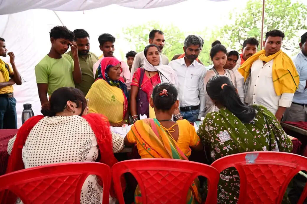 कोरिया : विधायक और कलेक्टर ने खुद सुनीं 14 गांवों की समस्याएं, हाथों-हाथ बांटी 'खुशियों की चाबी'
