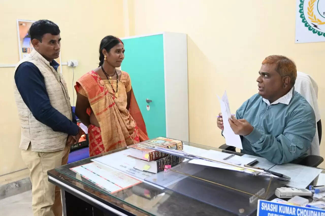 जांजगीर-चांपा:डिप्टी कलेक्टर शशि कुमार चौधरी ने जनदर्शन में सुनी आमजनों की समस्याएं