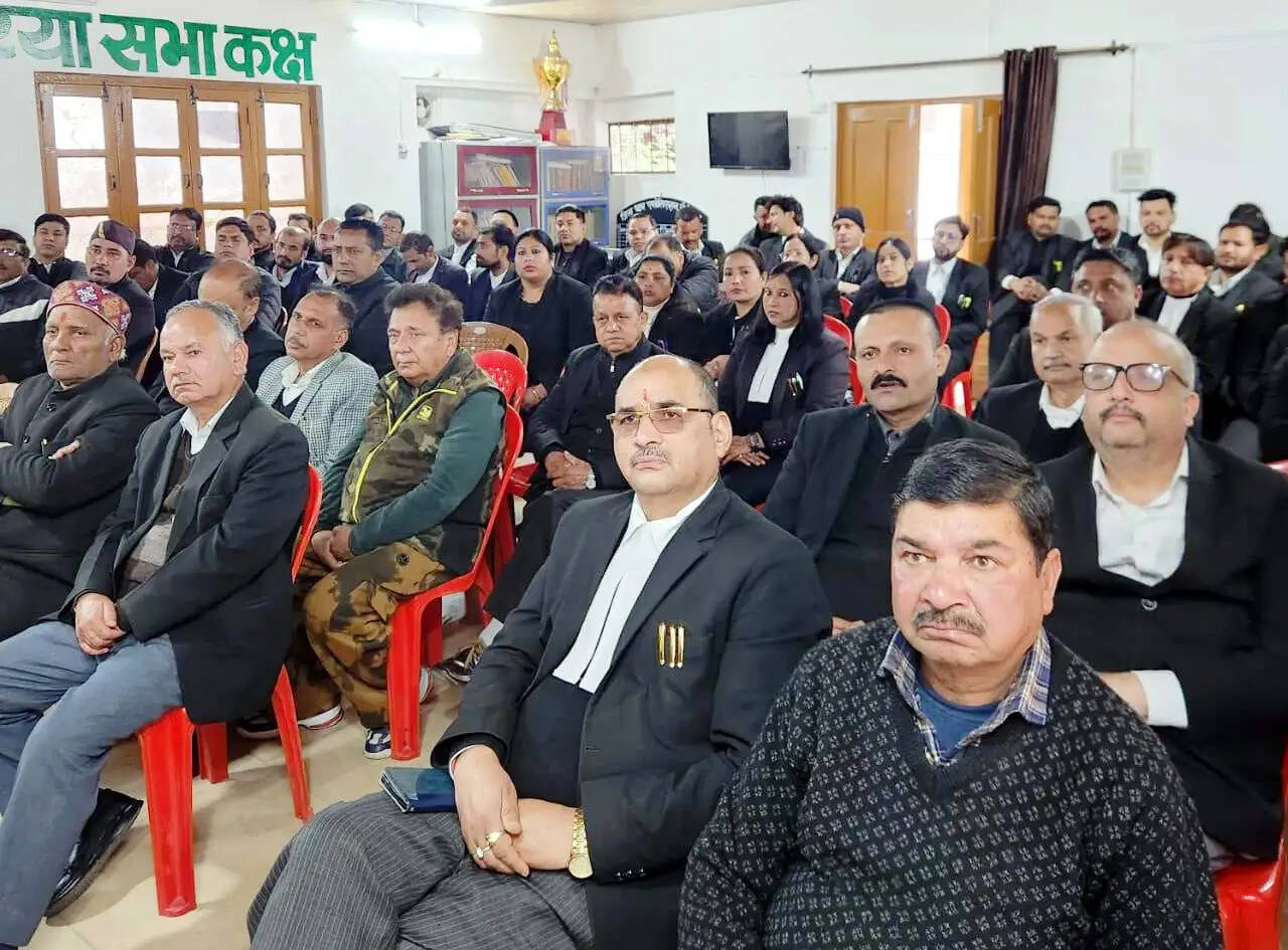 जिला बार संघ के चुनाव से पहले आम सभा में प्रत्याशियों ने लगायी वादों की झड़ी