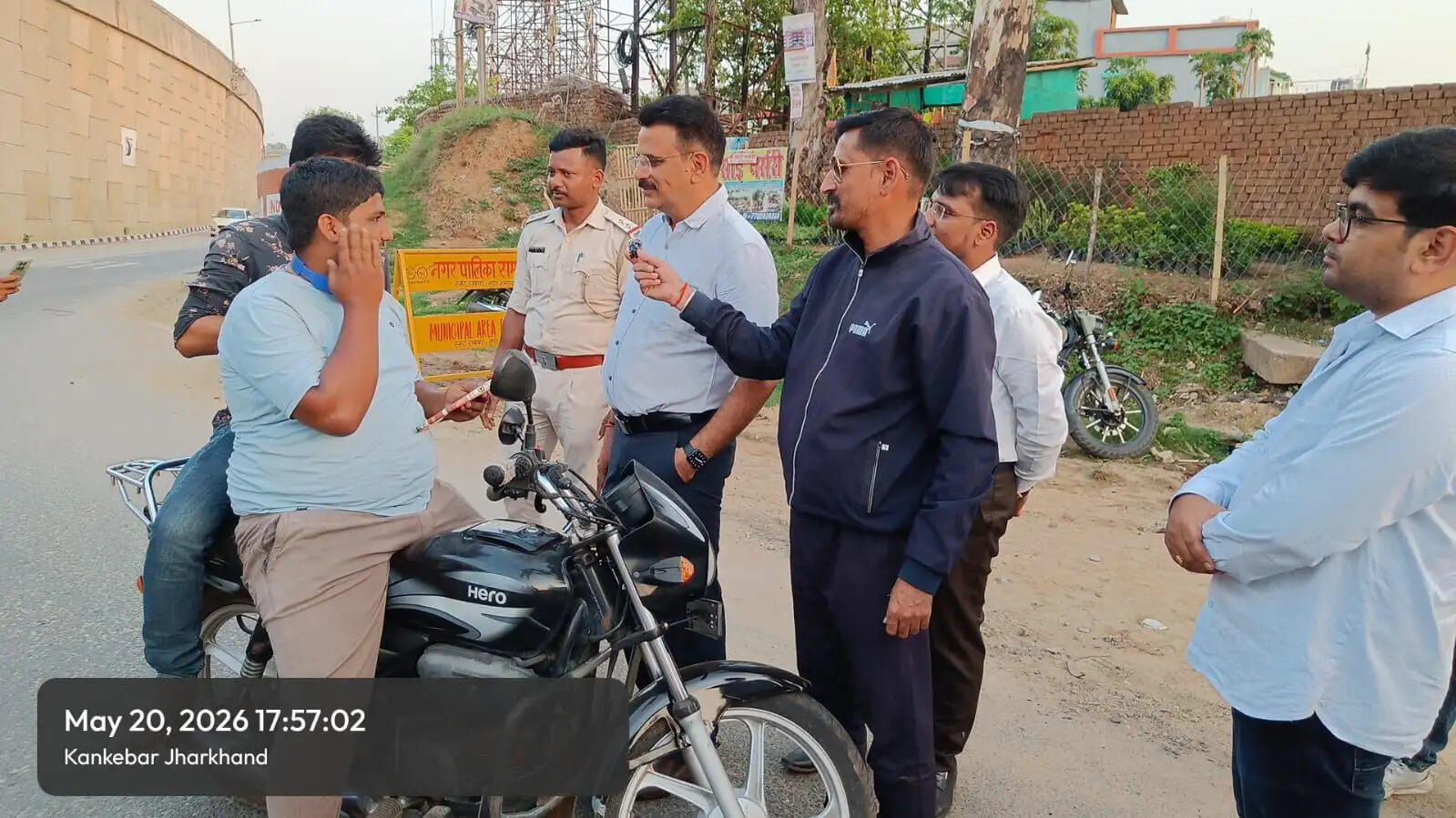 यातायात नियम तोड़ने वालों को फूल देकर डीटीओ ने किया जागरूक