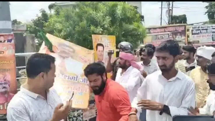 मऊ में लोहिया वाहिनी जिलाध्यक्ष समेत 25 पर मुकदमा, मंत्री ए.के. शर्मा का पोस्टर फाड़ने और भाजपा का झंडा रौंदने का आरोप