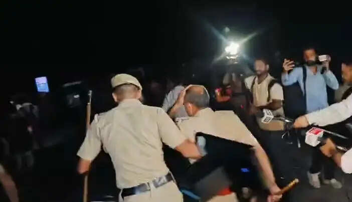 एलपीयू जालंधर में भड़के छात्र, पुलिस पर पथराव, वाहन भी फूंके
