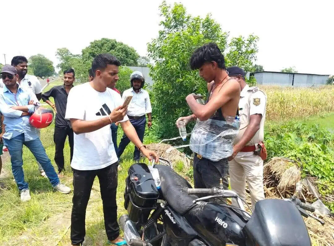 नेपाल से तस्करी कर लाई जा रही शराब के साथ दो कारोबारी गिरफ्तार, बाइक भी जब्त