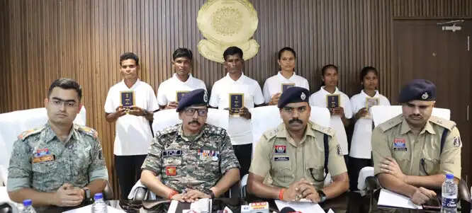 छत्तीसगढ़ के बीजापुर में ओडिशा के 04 और बस्तर के 02 नक्सलियों ने किया आत्मसमर्पण