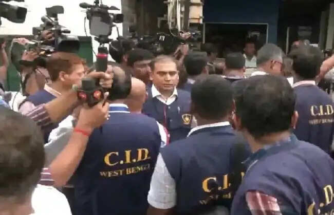 हस्ताक्षर कांड के सिलसिले में तृणमूल कांग्रेस के कालीघाट कार्यालय पहुंची सीआईडी की टीम