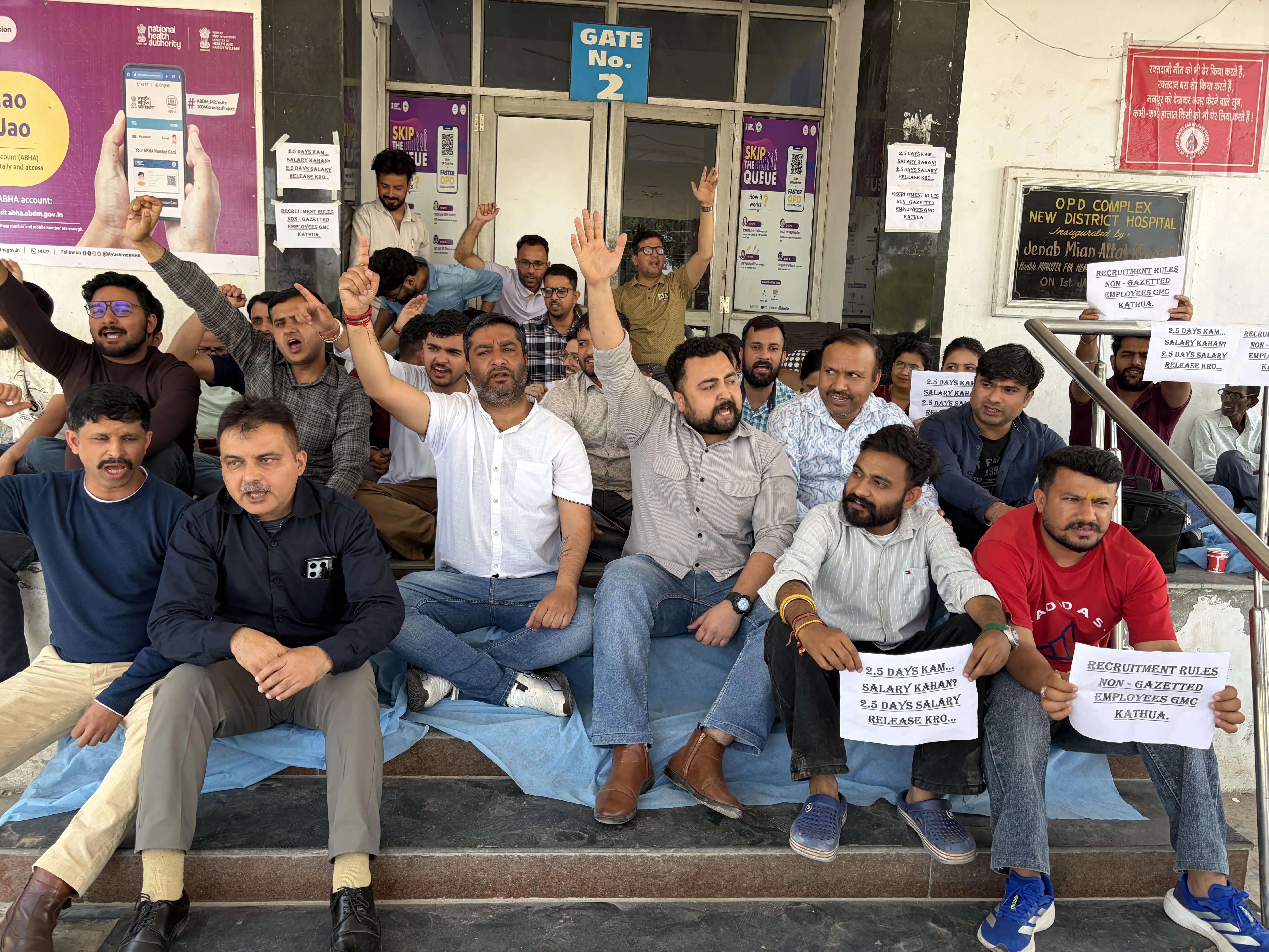 ढाई दिन की सैलरी और भर्ती नियम लागू करने की मांग को लेकर जीएमसी कठुआ में स्वास्थ्य कर्मियों का धरना