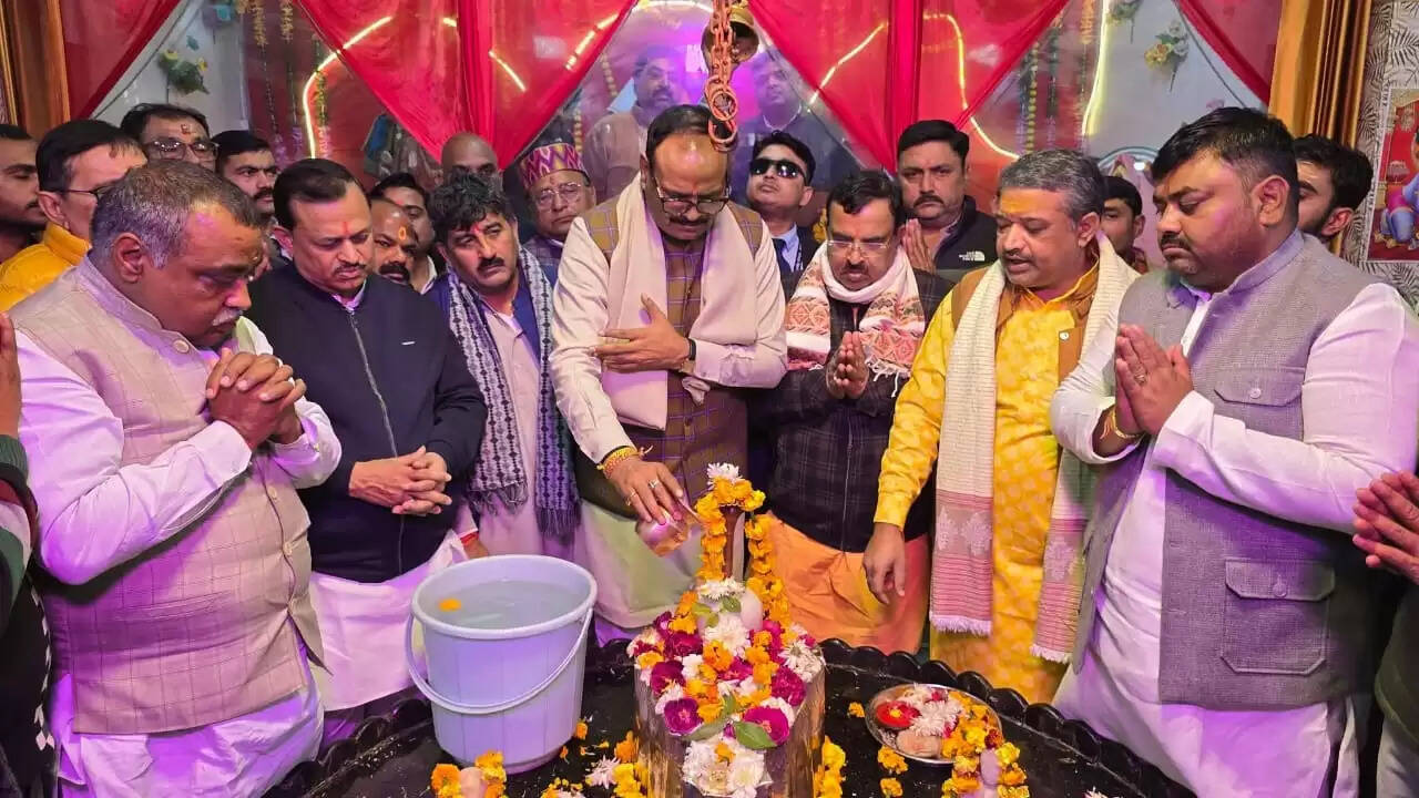 उपमुख्यमंत्री बृजेश पाठक ने संकट मोचन गुरुकुल आश्रम में किया भोलेनाथ का जलाभिषेक
