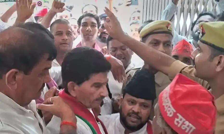 जौहर विश्वविद्यालय पर कार्रवाई के विरोध में सपा अल्पसंख्यक सभा के किया प्रदर्शन, राज्यपाल काे संबाेधित ज्ञापन साैंपा