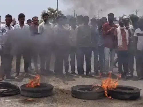 बाईपास की मांग पर फूटा ग्रामीणों का गुस्सा, सड़क जाम कर जलाए टायर; छह घंटे यातायात ठप