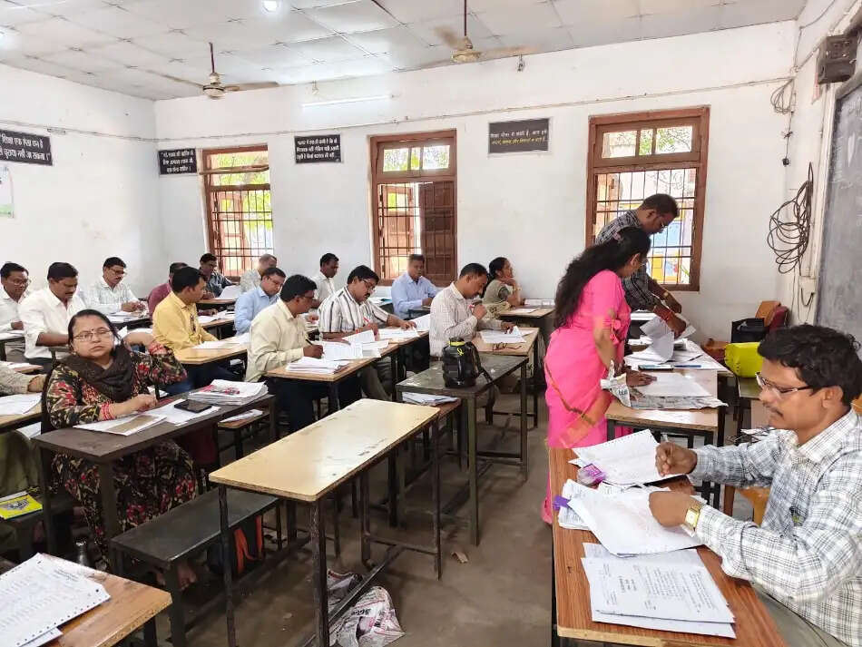 हिंदी विषय की 5500 उत्तर पुस्तिकाएं मूल्यांकन के लिए पहुंची