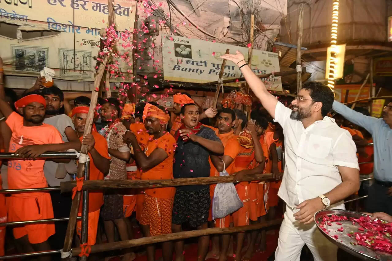 सावन के पहले सोमवार पर शिवमय हुई काशी नगरी,श्री काशी विश्वनाथ के दरबार में आस्था का अटूट जलधार