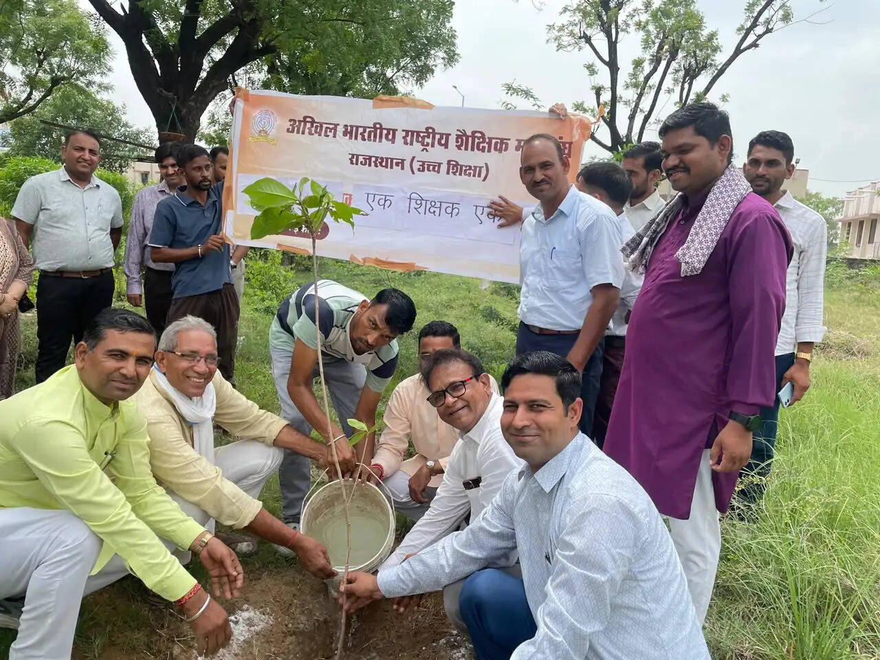 ‘एक शिक्षक-एक वृक्ष’ अभियान के तहत शाहपुरा महाविद्यालय में हुआ वृक्षारोपण