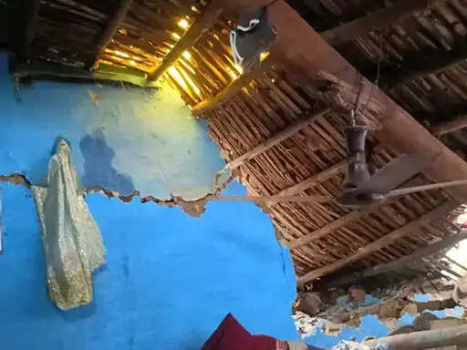 शहडोल: घर में सो रहे तीन लोगों पर गिरी दीवार, अलमारी ने बचाई जान मामूली चोट