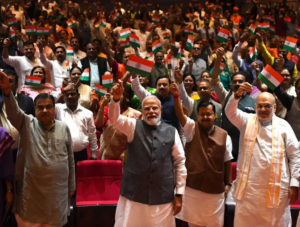 राजग की ‘मंगल मिलन’ बैठक में प्रधानमंत्री मोदी ने लहराया तिरंगा
