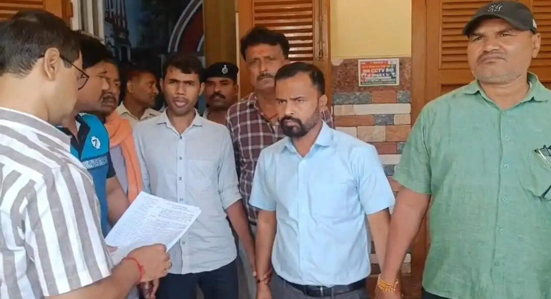 भ्रष्टाचार में संलिप्त तीन लोगों को भेजा गया जेल